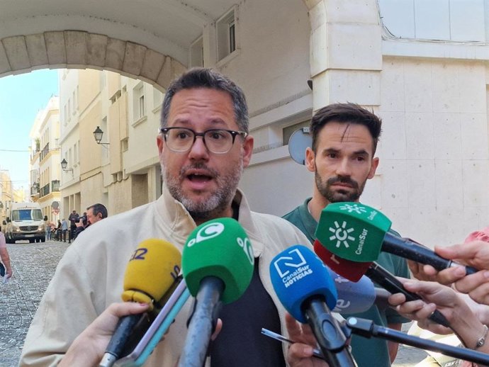 El portavoz de Adelante Andalucía, José Ignacio García, atiende a los medios en Cádiz.