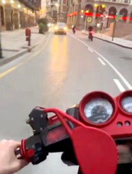 Motocicleta circulando en sentido contrario en Torrelavega