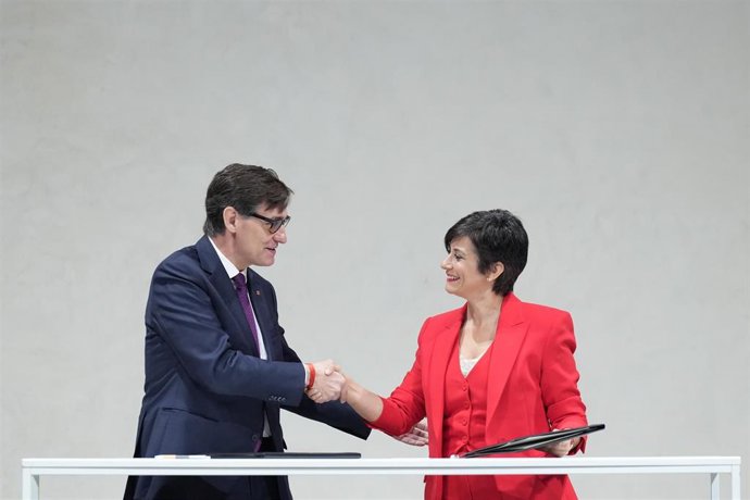 (I-D) El presidente de la Generalitat, Salvador Illa, y la ministra de Vivienda y Agenda Urbana, Isabel Rodríguez, durante la firma  un protocolo para la gestión del patrimonio de la Entidad Estatal de Vivienda procedente de la Sareb, en el Palau de la Ge