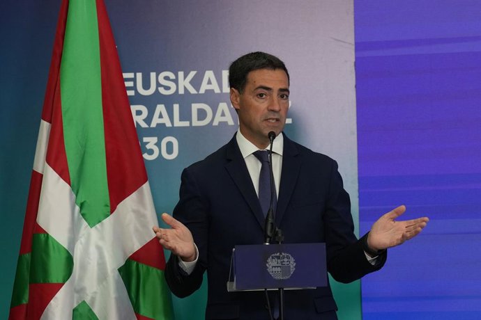 El lehendakari, Imanol Pradales, interviene durante la clausura del acto de presentación de Euskadi Eraldatuz 2030, en la Bolsa de Bilbao, a 1 de octubre de 2025, en Bilbao, Vizcaya, País Vasco (España). El Plan de Inversiones público-privadas para la tra