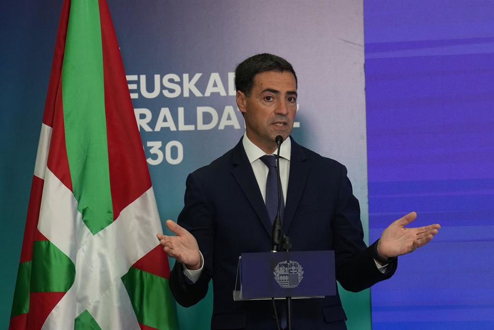 El lehendakari, Imanol Pradales, interviene durante la clausura del acto de presentación de Euskadi Eraldatuz 2030, en la Bolsa de Bilbao, a 1 de octubre de 2025, en Bilbao, Vizcaya, País Vasco (España). El Plan de Inversiones público-privadas para la t