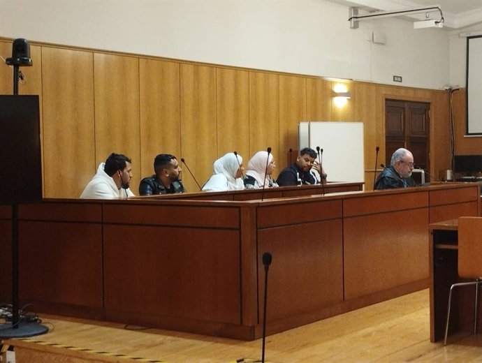 Los cinco miembros de la familia dan el sí al acuerdo alcanzado con la fiscal del caso tras reconocerse culpables de los delitos imputados.