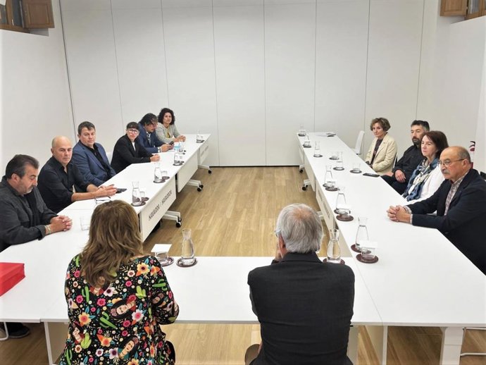 Reunión de Ana Ollo con el comité de expertos que trabajar en el futuro proyecto del Monumento a los Caídos.