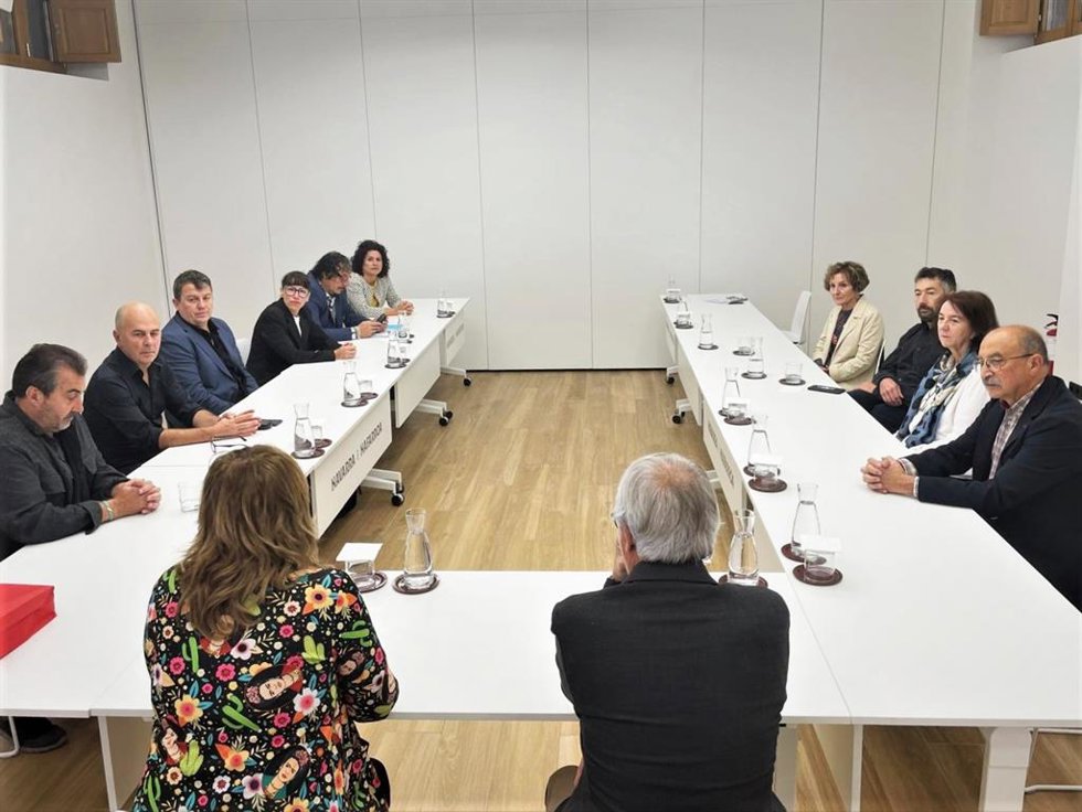 Reunión de Ana Ollo con el comité de expertos que trabajar en el futuro proyecto del Monumento a los Caídos.