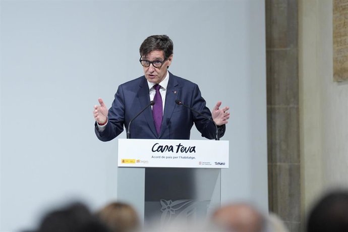 El presidente de la Generalitat de Catalunya, Salvador Illa, durante la firma un protocolo para la gestión del patrimonio procedente de la Sareb, en el Palau de la Generalitat, a 17 de octubre de 2025, en Barcelona, Catalunya (España).