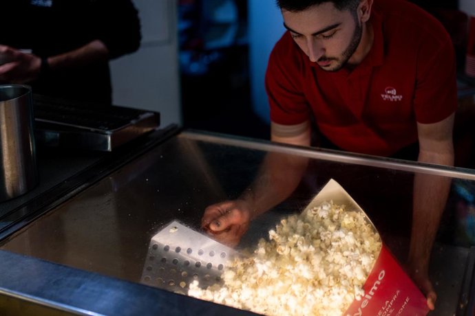 Archivo - Un empleado prepara un cubo de palomitas antes de ver ‘Wonka’, la última proyección del cine Comedia, a 14 de enero de 2024, en Barcelona, Catalunya (España). Todavía no se conoce el destino del inmueble que explotaba Yelmo Cines. El activo, con