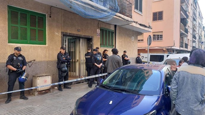 Efectivos policiales en el deshaucio en la calle Tomás Rullán, en Son Gotleu.