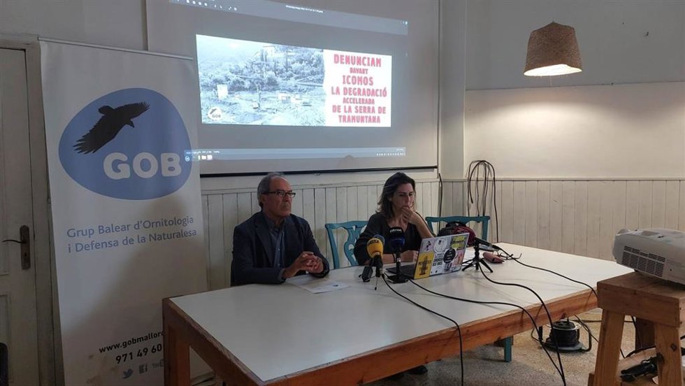 Los portavoces de la Asociación de Defensa de los Paisajes de Estellencs, Carlos Capell, y del GOB, Margalida Ramis, en rueda de prensa.