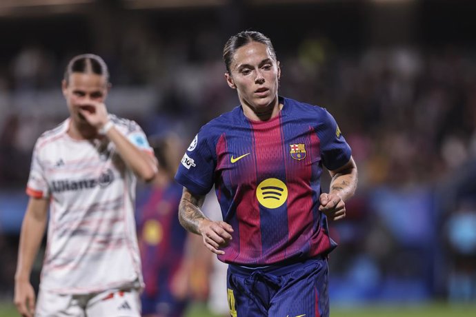 Maria Pilar Leon Cebrian, do FC Barcelona, observa durante a partida de futebol da Fase MD1 da Liga dos Campeões Feminina da UEFA 2025/26, disputada entre o FC Barcelona e o FC Bayern Munchen no Estádio Johan Cruyff em 7 de outubro de 2025 em Sant Joan De