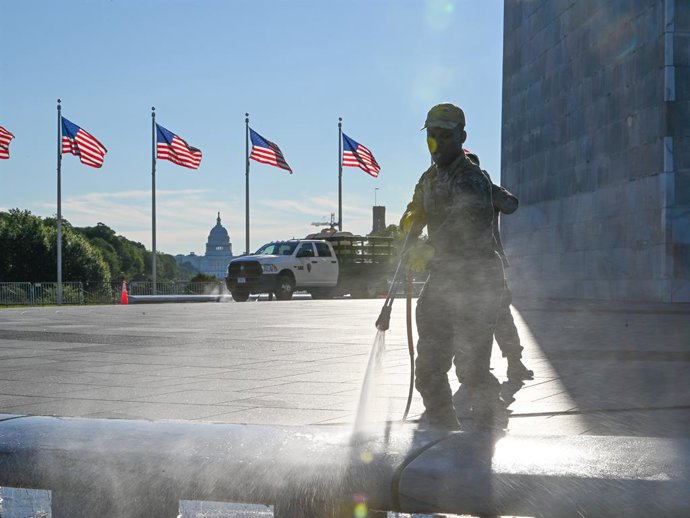 Archivo - September 8, 2025, Washington, Dc, United States: A U.S. Airman with the National Guard uses a pressure washer to clean marble benches at the Washington Monument, September 8, 2025, in Washington, D.C. U.S President Donald Trump deployed approxi