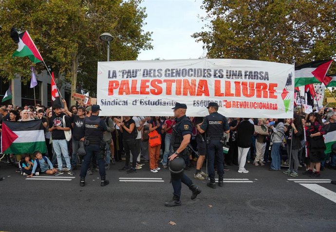 Decenas de personas durante las movilizaciones por la celebración del partido de baloncesto entre el Valencia Basket y el Hapoel Tel Aviv