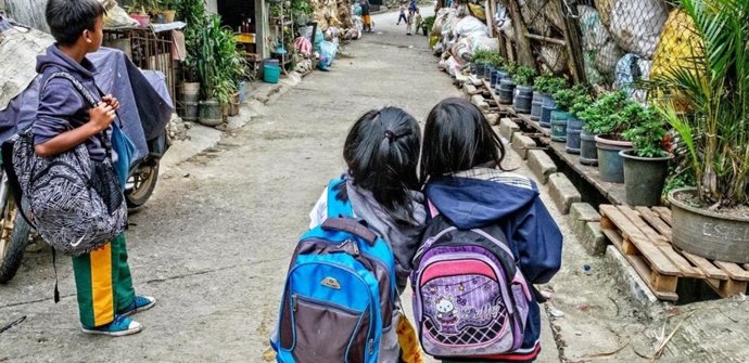 Niños volviendo a cada después de clase en la escuela primaria Irisan (India).