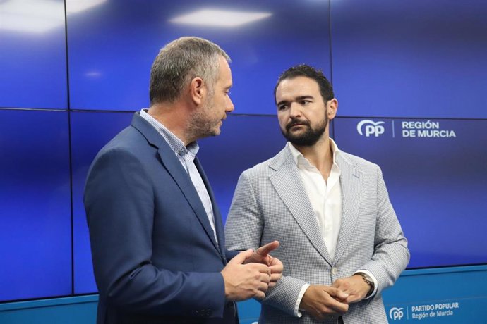 El vicesecretario de Organización, Comunicación y Electoral del PPRM, Joaquín Segado, y el alcalde de La Unión, Joaquín Zapata