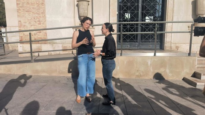 La portavoz adjunta de Compromís en Les Corts, Aitana Mas (i), y la edil de la coalición en el Ayuntamiento de Alicante Sara Llobell (d)