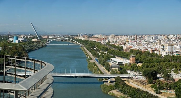Vista aérea de Sevilla y su río.