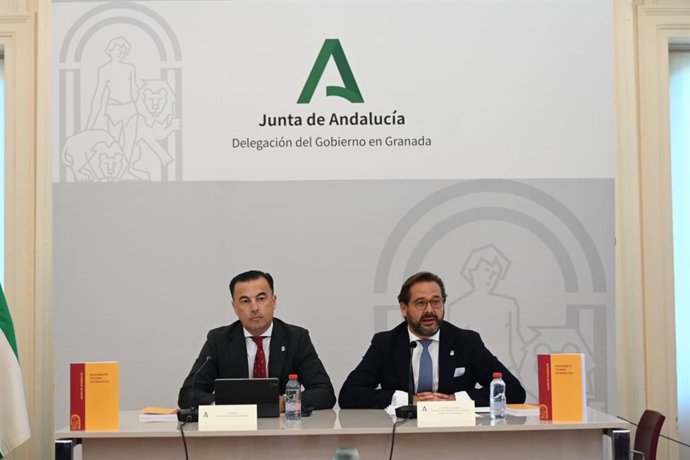 Desde la izquierda, el secretario general de Interior de la Junta de Andalucía, David Gil, y el delegado del Gobierno andaluz en Granada, Antonio Granados