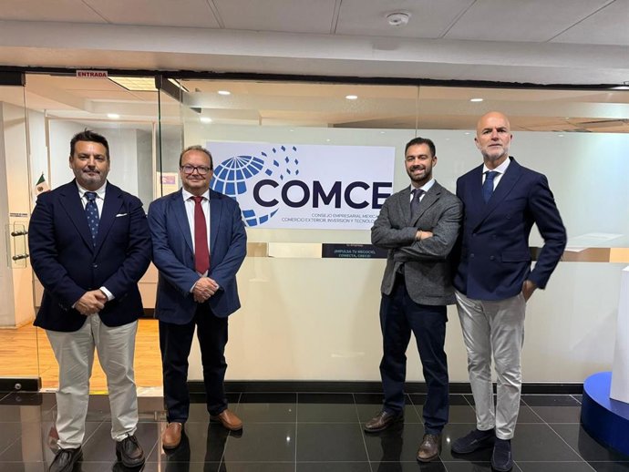 Representantes de Dobuss Group visitan el COMCE.
