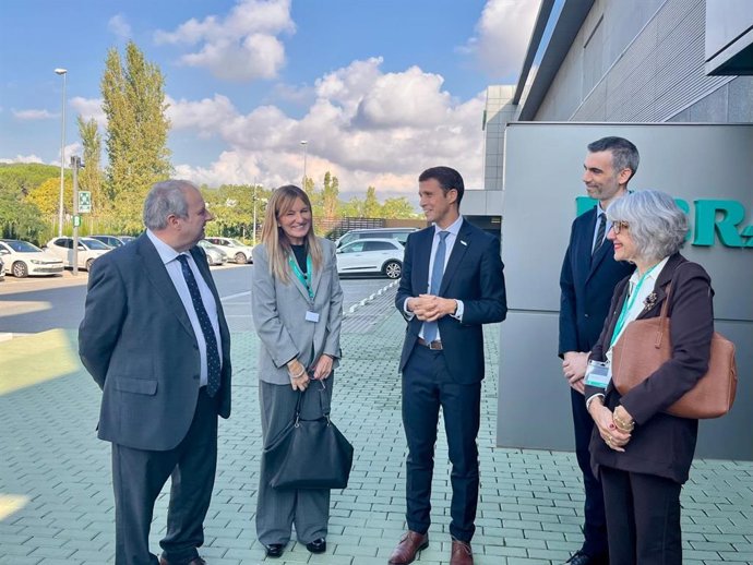 El ministro de Industria y Turismo, Jordi Hereu, con otros represenantes de la empresa e institucionales