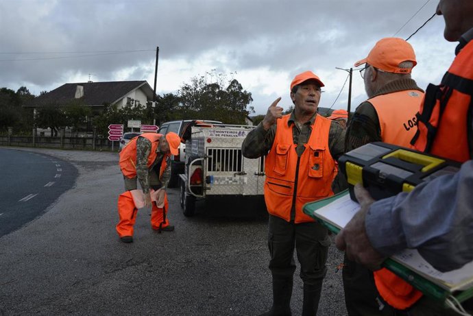 Archivo - Varios hombres se preparan para cazar en los montes de Cameixa, a 12 de octubre de 2024, en Boborás, Orense, Galicia (España).