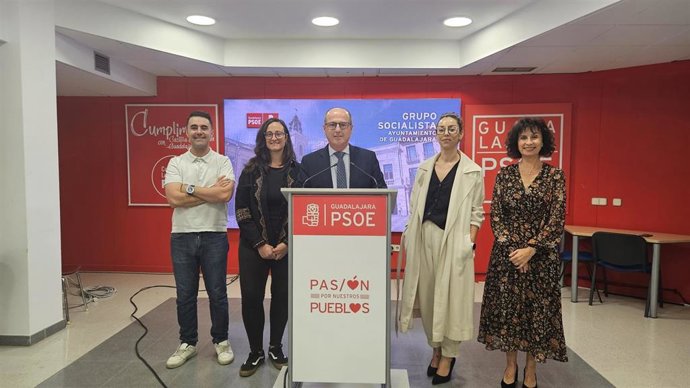 Alberto Rojo durante la rueda de prensa en la sede del PSOE de Guadalajara.