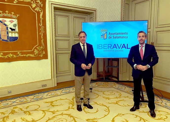 El alcalde de Salamanca, Carlos García Carbayo, junto al presidente de Iberaval, César Pontvianne