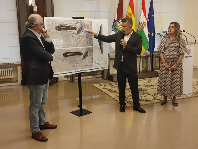 Escobar, López y Lázaro, en la presentación de la solución para El Horcajo, en Yagüe