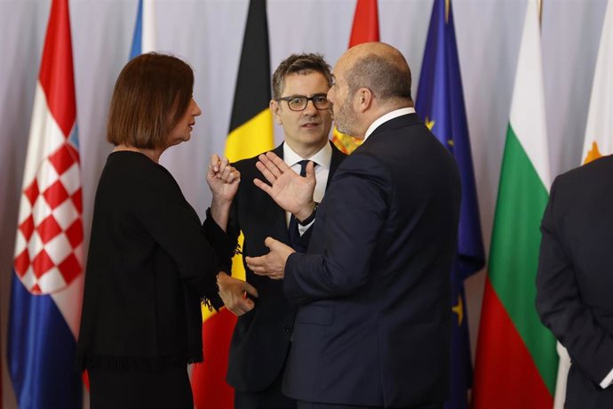 Archivo - La Presidenta del Congreso, Francina Armengol, y el presidente del Senado, Pedro Rollán, conversando con el ministro Félix Bolaños en un acto oficial 