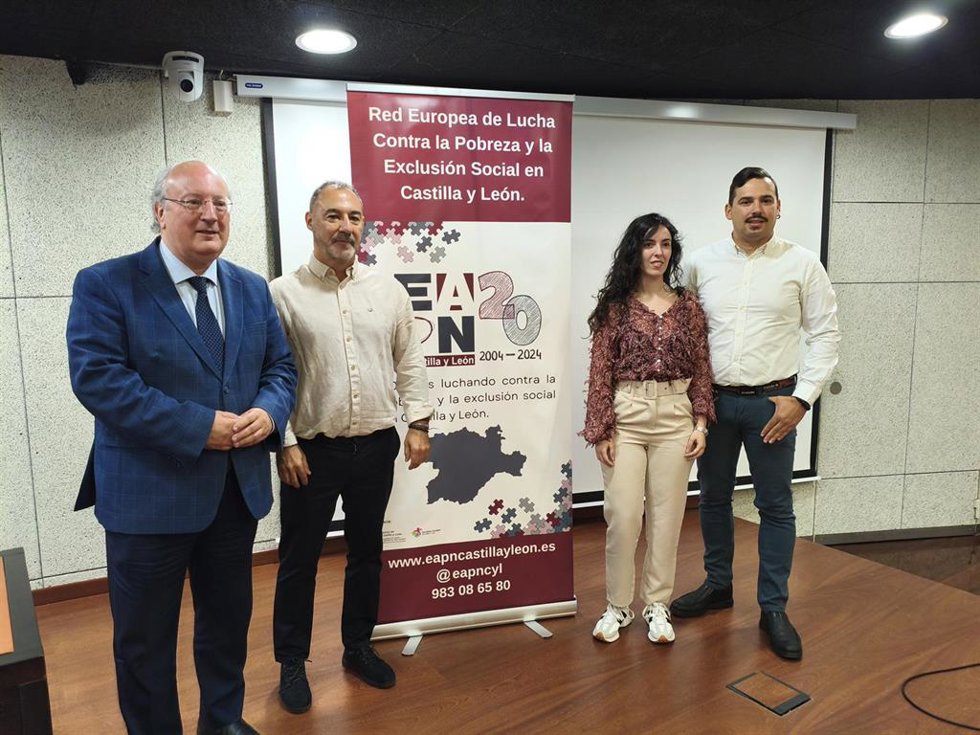 El presidente del CES, Enrique Cabero, (i) junto al presidente de EAPN Castilla y León, Óscar Castro, durante la presentación del informe.