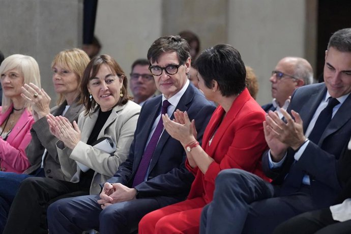 (I-D) El presidente de la Generalitat, Salvador Illa, y la ministra de Vivienda y Agenda Urbana, Isabel Rodríguez, durante la firma de un protocolo para la gestión del patrimonio de la Entidad Estatal de Vivienda procedente de la Sareb.