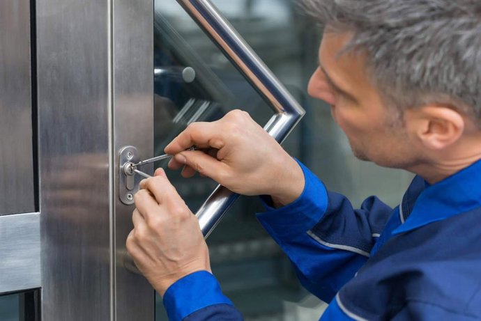 Soluciones González ofrece cerrajeros 24 horas en Madrid y Alicante con respuesta urgente