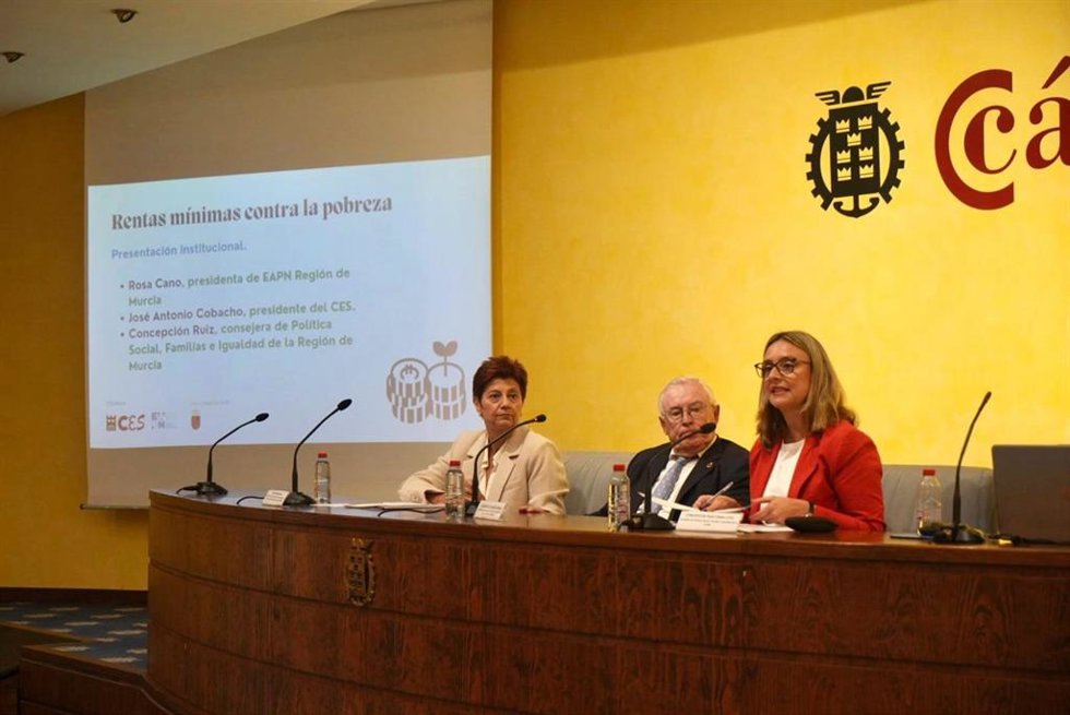 La consejera de Política Social, Familias e Igualdad, Conchita Ruiz, durante su participación en la Jornada Rentas mínimas contra la pobreza, organizada por la EAPN y el CES