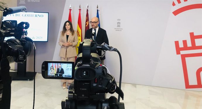 El concejal de Movilidad, Gestión Económica y Contratación, José Francisco Muñoz, junto a la portavoz del equipo de Gobierno del Ayuntamiento de Murcia, Rebeca Pérez