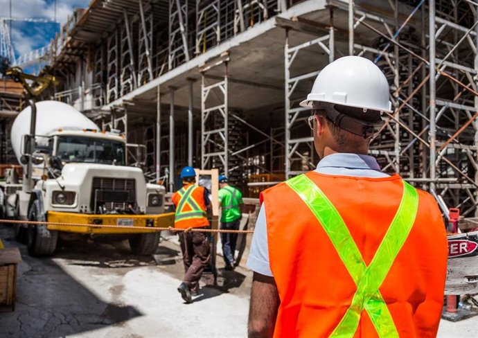 Archivo - Trabajador de la construcción