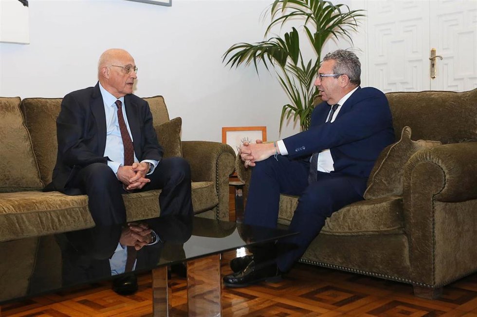Archivo - El presidente de la Diputación de Alicante, Toni Pérez (d), en una reunión con el presidente del Banco Sabadell, Josep Oliu (i)