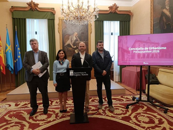 El concejal de Urbanismo del Ayuntamiento de Gijón, Jesús Martínez Salvador, presenta, junto a responsables de su área, el presupuesto de la Concejalía, Botánico y EMA para 2026.