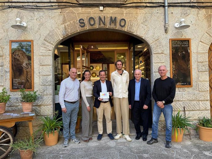 El conseller de Presidencia del Consell de Mallorca, Toni Fuster, entrega el Distintivo Serra de Tramuntana Patrimonio Mundial a la tienda Sonmo Valldemossa.