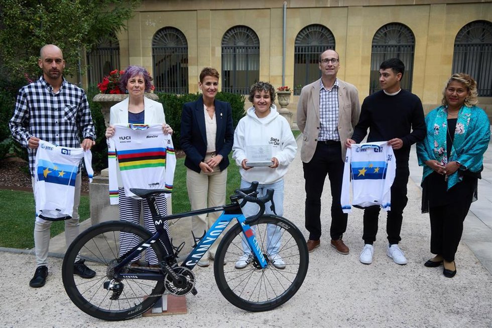 La presidenta de Navarra, María Chivite, recibe en el Palacio de Navarra a la ciclista Paula Ostiz.