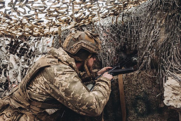 Archivo - Arquivo - Um soldado do exército ucraniano observa o inimigo de sua posição na frente de batalha.