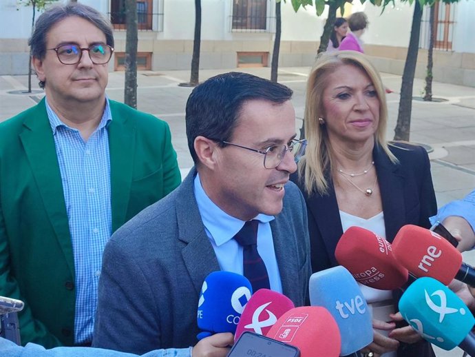 El secretario general del PSOE de Extremadura, Miguel Ángel Gallardo, en declaraciones a los medios de comunicación este viernes en la Asamblea.