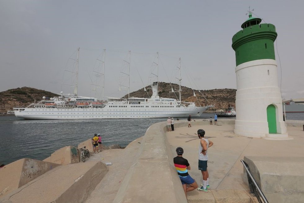 Archivo - El crucero premium 'Wind Surf' en el Puerto de Cartagena. Archivo.