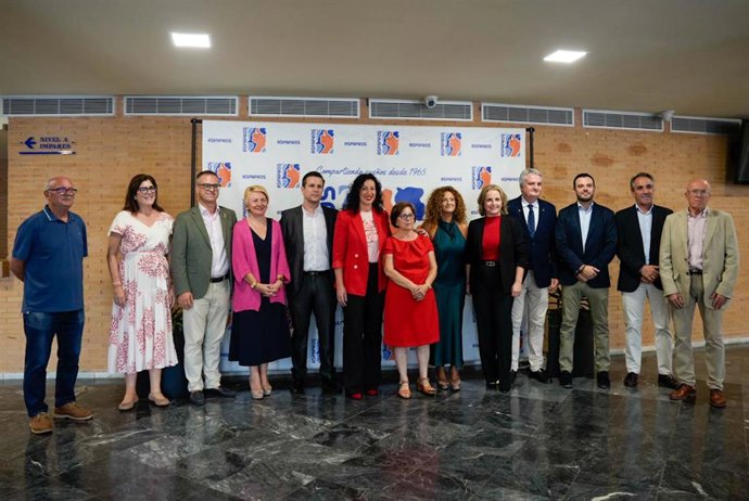 Representantes institucionales y de Aspapros durante la gala del LX aniversario celebrada en el Auditorio Maestro Padilla de Almería.