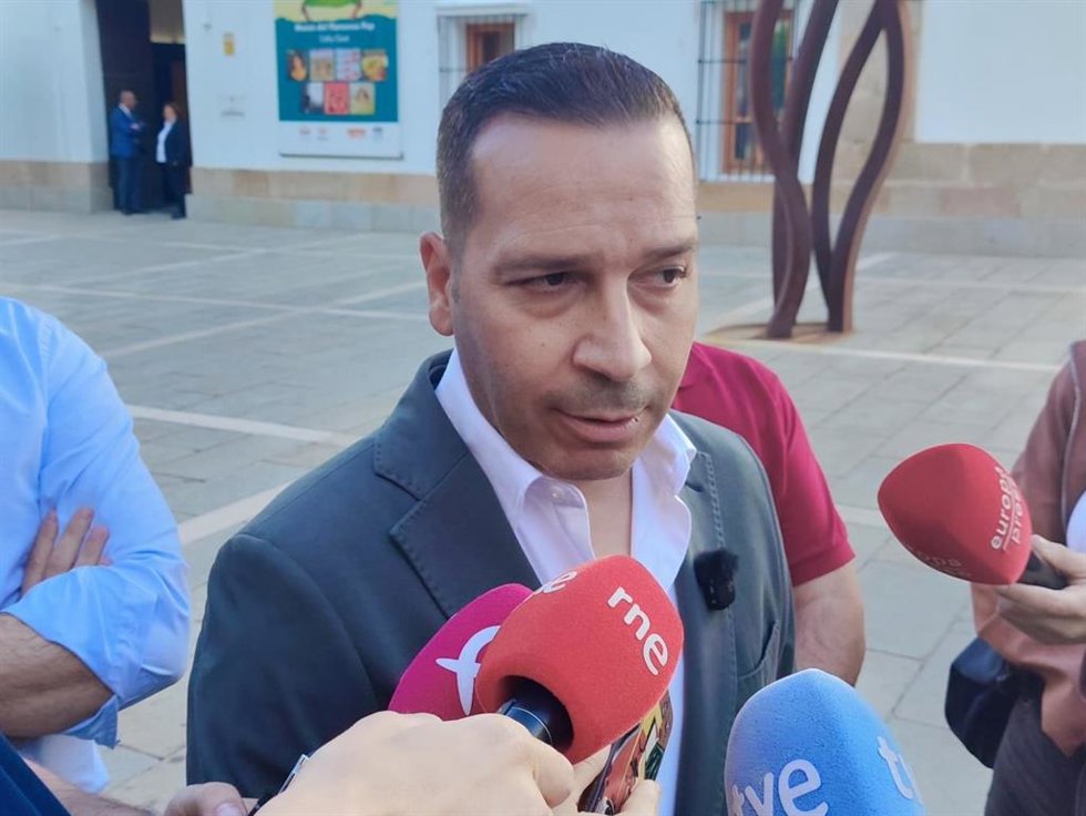 El portavoz del Grupo Parlamentario Vox en la Asamblea de Extremadura, Óscar Fernández Calle,  atiende a los medios a las puertas del Parlamento autonómico