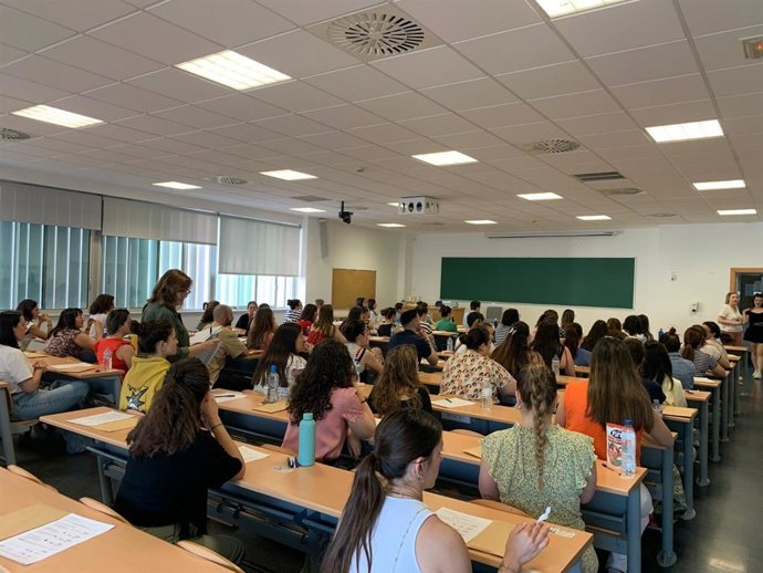 Imagen de archivo de personas realizando un examen.