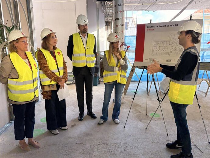 La viceconsejera de Sanidad, Laura Gutiérrez, visita las obras del centro de salud de El Molar