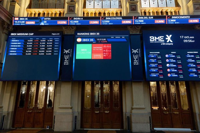Un panel informativo en el Palacio de la Bolsa de Madrid, a 17 de octubre de 2025, en Madrid (España).