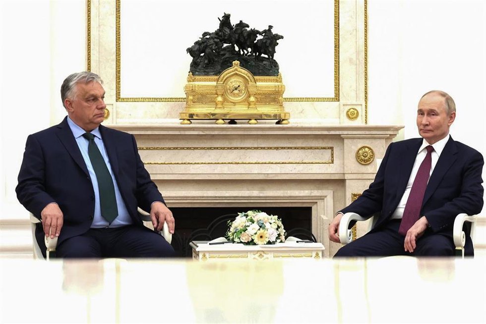 Archivo - El presidente de Rusia, Vladimir Putin, recibe en Moscú al primer ministro de Hungría, Viktor Orbán, en julio de 2024 (archivo)