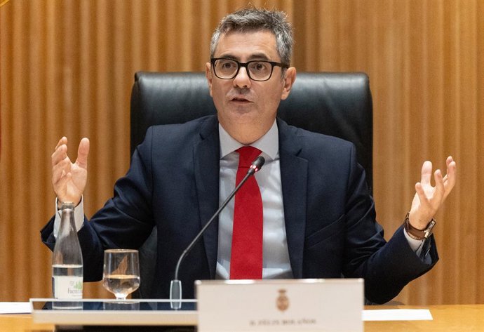 O Ministro da Presidência, Justiça e Relações com os Tribunais, Félix Bolaños, fala durante a sessão de encerramento de uma conferência sobre a proteção de menores no ambiente digital, no Congresso, em 17 de outubro de 2025, em Madri (Espanha). O jor