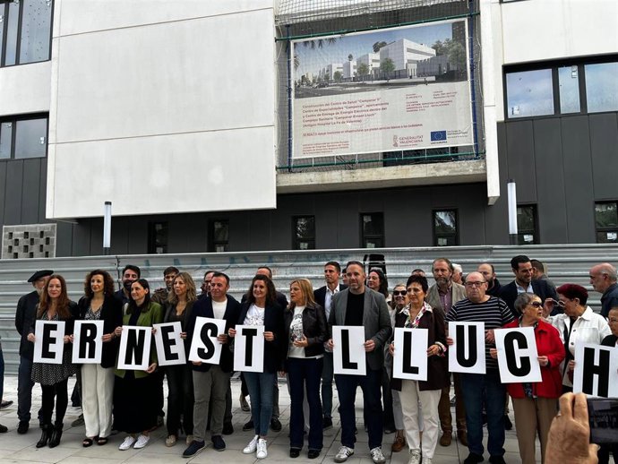 La líder del PSPV de València, Pilar Bernabé, y representantes socialistas a las puertas del complejo sanitario de Campanar
