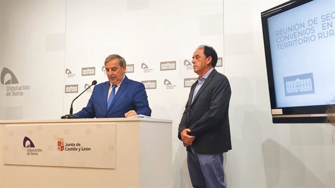 José Luis Sanz (izda) y Benito Serrano analizan los convenios en materia de TDT y Territorio Rural Inteligente .