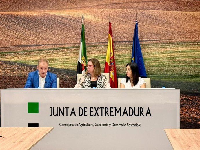 La consejera de Agricultura, Mercedes Morán, junto al profesor Ramón Sanguino, y la gerente de Aexlab, Cristina Fernández , en la presentación del I Congreso Internacional de Cooperativismo y Economía Social